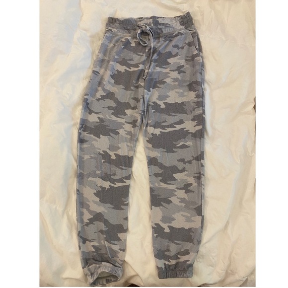 Beyond Yoga Hacci Sweatpant in Gray Camo Heather - Picture 2 of 3